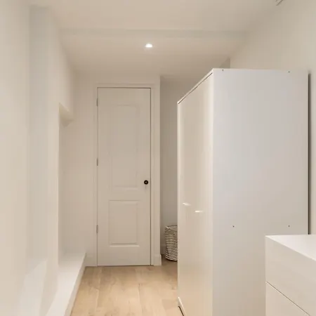 Modern Lower-ground In West Apartmán *