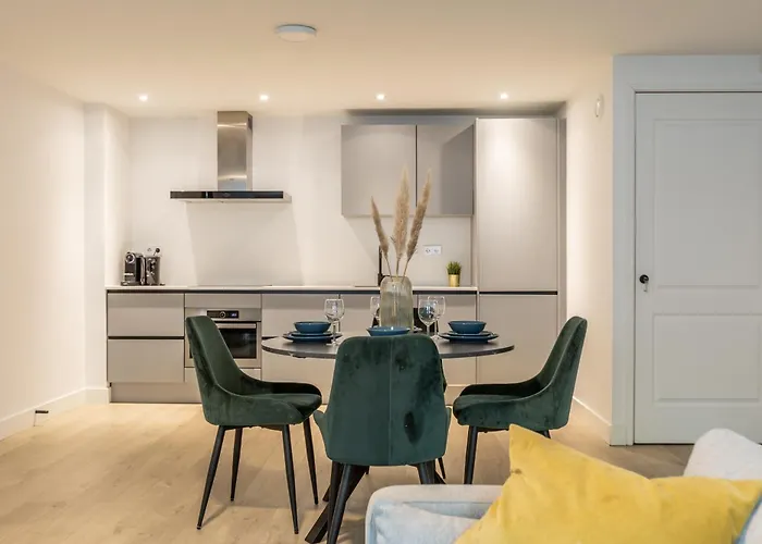 Modern Lower-ground In West Apartman